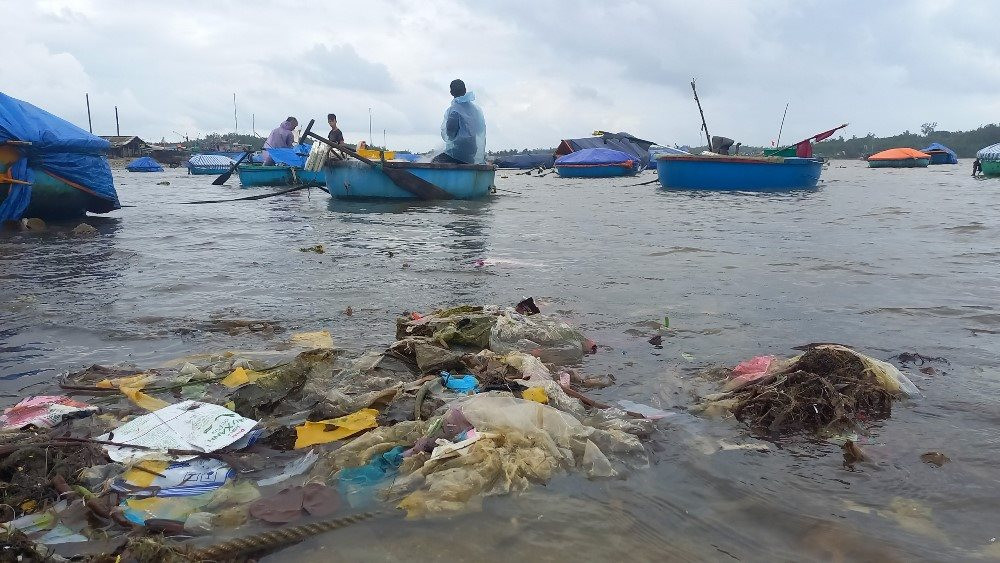 Quảng Ngãi với bài toán rác ngập biển sau mưa